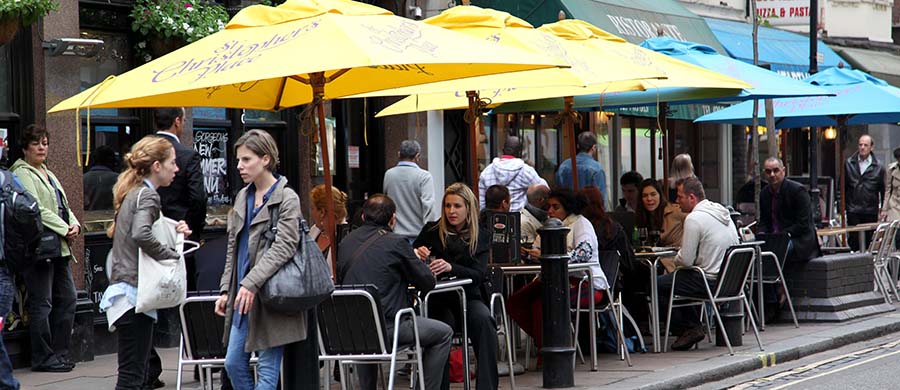 Hotel restaurant staff serving guests – recruitment for hospitality professionals