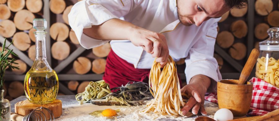 Sous chef giving instructions to kitchen staff – hospitality careers